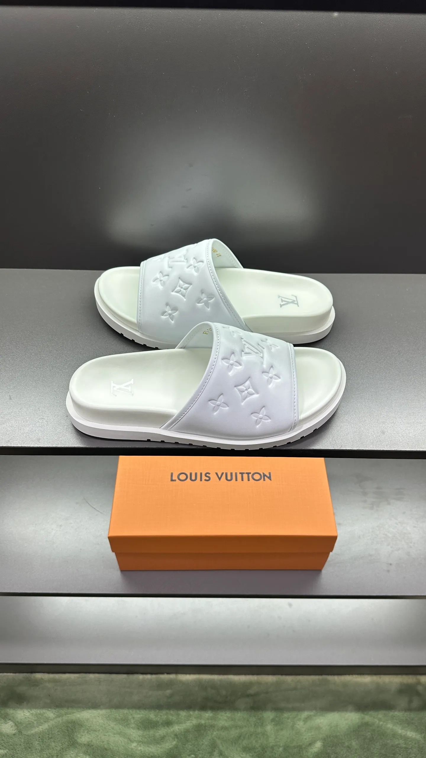 [L Home] P: 300💰Size: 38-45 Top purchasing lv men's summer slippers, classic presbyopia with soft real leather lining, unique color splicing effect, distinctive personality, fashionable and trendy essential style, light and comfortable. Lightweight and tough rubber insole, micro ridged foam outsole, super comfortable!